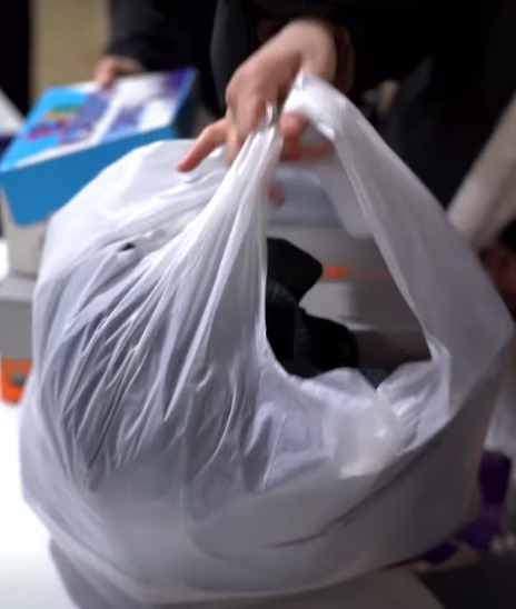 توزيع الألبسة الجديدة للعيد على 1067 عائلة من المدرجين من الأيتام والأرامل والمطلقات